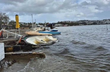 Bodrum’da tekneler kıyıya sürüklendi 