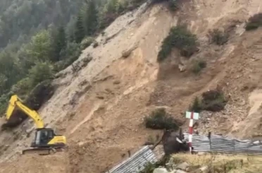 Boğaz Yaylası yolunda iş makineleri heyelanlarla mücadele ediyor 