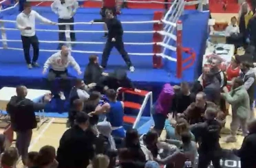 Boks turnuvasında kavga ring dışına taştı, yumruklar havada uçuştu 