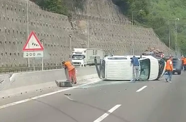 Bolu Dağı’nda otomobil ile çarpışan araç devrildi: Kilometrelerce araç kuyruğu oluştu 