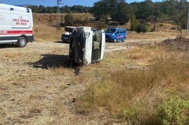 Bolu-Mudurnu yolunda virajı alamayan araç yan yattı: 2 yaralı 