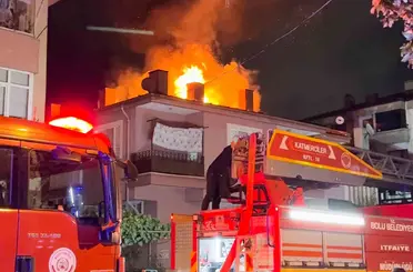 Bolu’da 3 katlı evin çatısı alev alev yandı: Mahalleli sokağa döküldü
