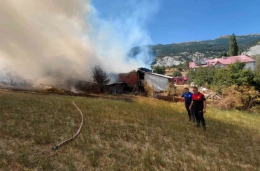 Bolu’da ahır ve samanlık alev alev yandı: Ekipler ve köylüler seferber oldu 