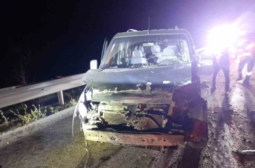 Bolu’da bariyerlere çarpan hafif ticari araç sürücüsü yaralandı 