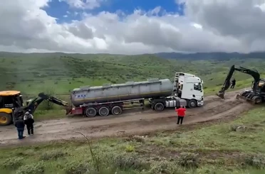 Bolu’da bayram trafiğinden kaçan tır ve kamyonlar köy yolunda çamura saplandı 