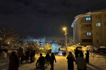 Bolu’da çocuklar gece saatlerinde karın keyfini çıkardı 