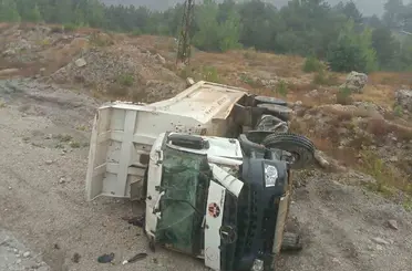 Bolu’da hafriyat kamyonu şarampole devrildi: 1 yaralı

