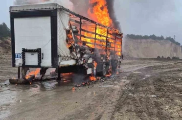 Bolu’da kağıt yüklü dorse alev topuna döndü 