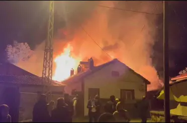 Bolu’da korkutan yangın: Ev, ahır, samanlık, odunluk ve traktör küle döndü
