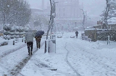 Bolu’da mevsimin ilk kar yağışıyla kent beyaza büründü 
