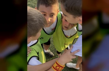 Bolu’da miniklerin futbol taktiği güldürdü: Sağ kanadı paylaşamadılar 