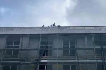 Bolu’da okul inşaatında işçiler parasını alamayınca çatıya çıktı 