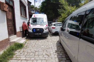 Bolu’da park edilen araçlardan ambulans sokağa giremedi: Sağlık ekipleri hastaya yürümek zorunda kaldı 