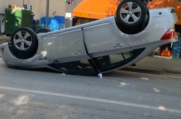 Bolu’da park halindeki cipe çarpan otomobil takla attı: 1 yaralı 