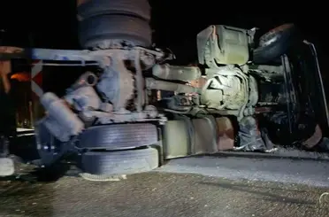 Bolu’da soda yüklü tır devrildi: Yol ulaşıma kapandı
