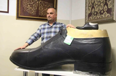 Bolu’da Türkiye’nin en büyük giyilebilir ayakkabısı üretildi: Tam 222 numara 