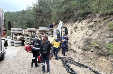 Bolu’da virajı alamayan hafriyat kamyonu devrildi: 1 ölü 