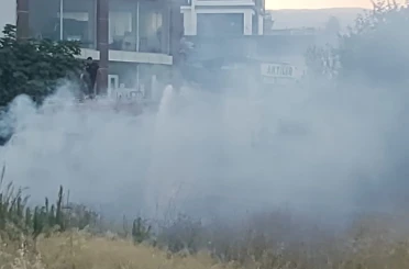 Boş arazide çıkan yangın bahçeye sıçramadan söndürüldü 