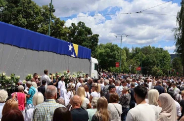 Bosna Hersek’te toprağa verilecek 10 şehidin cenazesi, dualarla Srebrenitsa’ya uğurlandı 