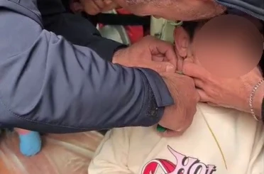 Boynuna plastik kelepçe geçiren çocuk kurtarıldı 