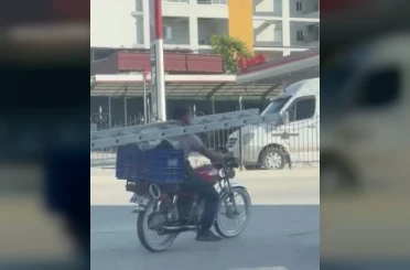 Boynunda merdivenle motosiklet kullandı 
