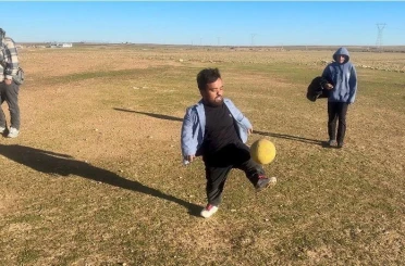Boyu kısa ama yeteneği büyük: Mesafe tanımadan futbol topuyla her hedefi tutturuyor 