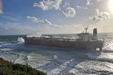 Bozcaada açıklarında boş ham petrol tankeri karaya oturdu 