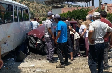 Bozdoğan’da işçi servisi ile otomobil çarpıştı:3 yaralı 