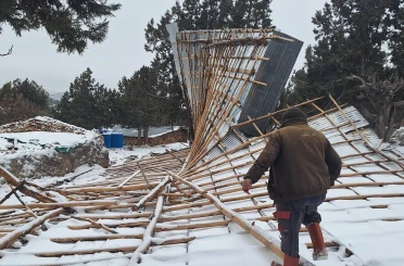 Bozkır’da şiddetli fırtına ahırın çatısını uçurdu 