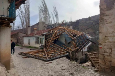 Bozkır’da şiddetli rüzgar çatıyı uçurdu 