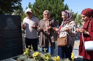 Bozlak ustası Neşet Ertaş kabri başında anıldı 