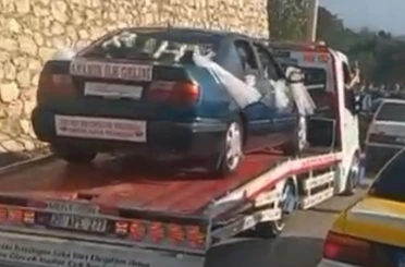 Bozulan gelin arabası yoluna çekicinin üzerinde devam etti 