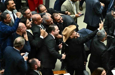 Brezilya’da darbe teşebbüsü suçundan hapis yatan Bolsonaro’nun ceza süresini düşüren tasarı onaylandı 