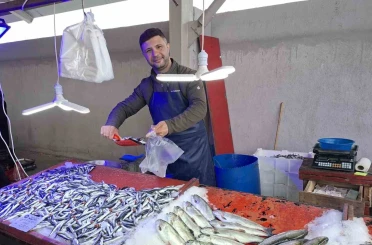 Bu aile üyeleri 60 yıldır ilçe pazarlarında balık satışı yapıyor 