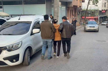 ’’Bu araç benim’’ diyerek hırsızlık için girdiği araçtan inmeyen kadın tutuklandı 