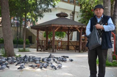 Bu bayramda eşini dostunu bıraktı, beslediği kuşlara koştu 