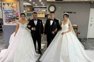 Bu düğünde her şey ’aynı’: Aynı yaştaki kardeşler, aynı yaştaki gelinlerle, aynı anda dünya evine girdi 