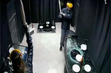 Bu eve gelen her şeyi kırıp döküyor 