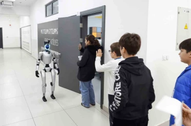 Bu ilçede sınava giren öğrencileri insansı robot karşılıyor 