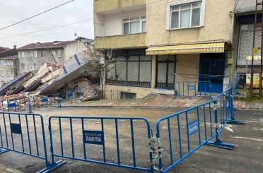 "Bu işin ustasıyız" diyen İBB ekibinin tehlikeli yıkımı kamerada: 5 katlı bina yerle bir oldu, yan binanın kolonu zarar gördü 