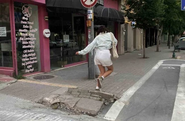 Bu kaldırımdaki hasar yayalar için düşme riski oluşturuyor 