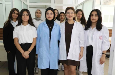 Bu lisede öğrenciler hem meslek öğreniyor hem para kazanıyor