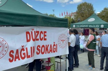 Bu sokağa gelenler sağlık taramasından geçti 