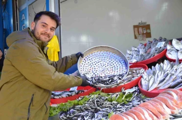 Bu yıl tezgahların yıldızı palamut yerine Karadeniz hamsisi oldu 