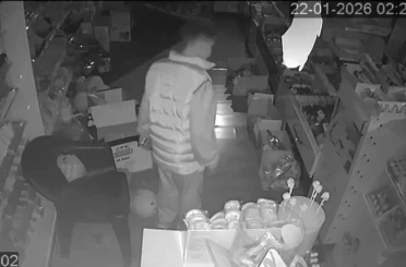 Büfeye giren çocuk top aldı şişirdi, büfe sahibi şikayetçi olmadı 