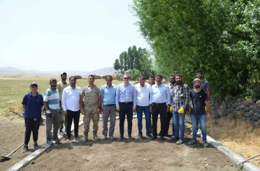 Bulanık’ta yol asfaltlama çalışması 