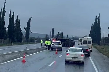 Buldan’da portakal yüklü kamyon refüje devrildi 