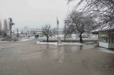 Buldan’ın yüksek kesimlerinde kar yağışı etkili oldu 