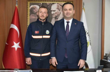 Bulduğu altın bilekliği polise teslim eden temizlik görevlisine belediye başkanından ödül 