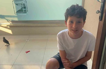 Bulduğu yavru kargalara evinde bakıyor 